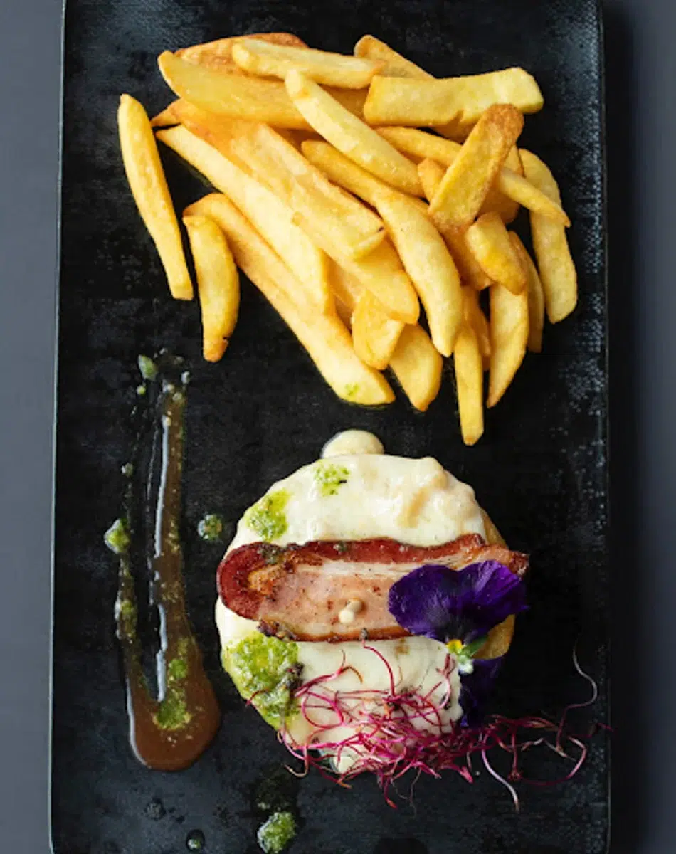 Assiette de frites et plat gourmet
