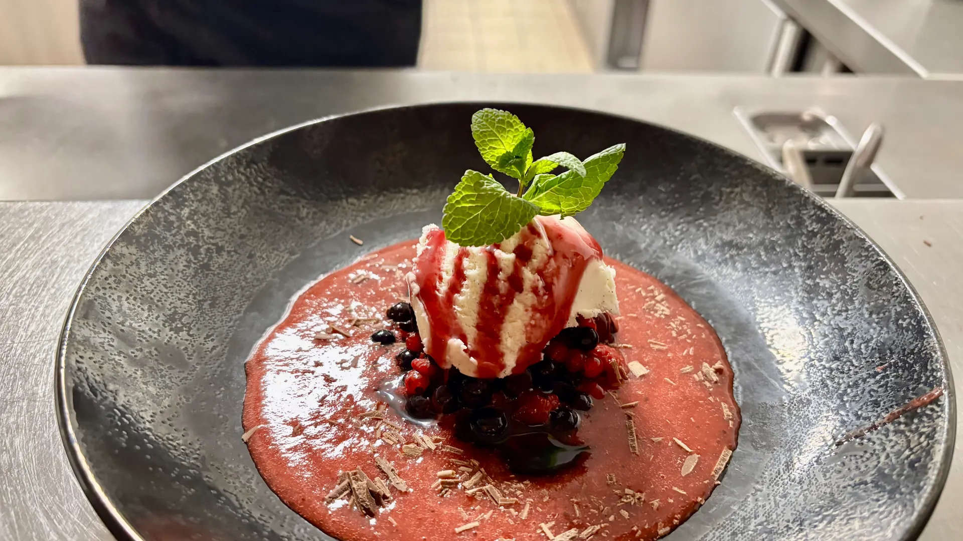 Dessert glacé avec fruits rouges et menthe