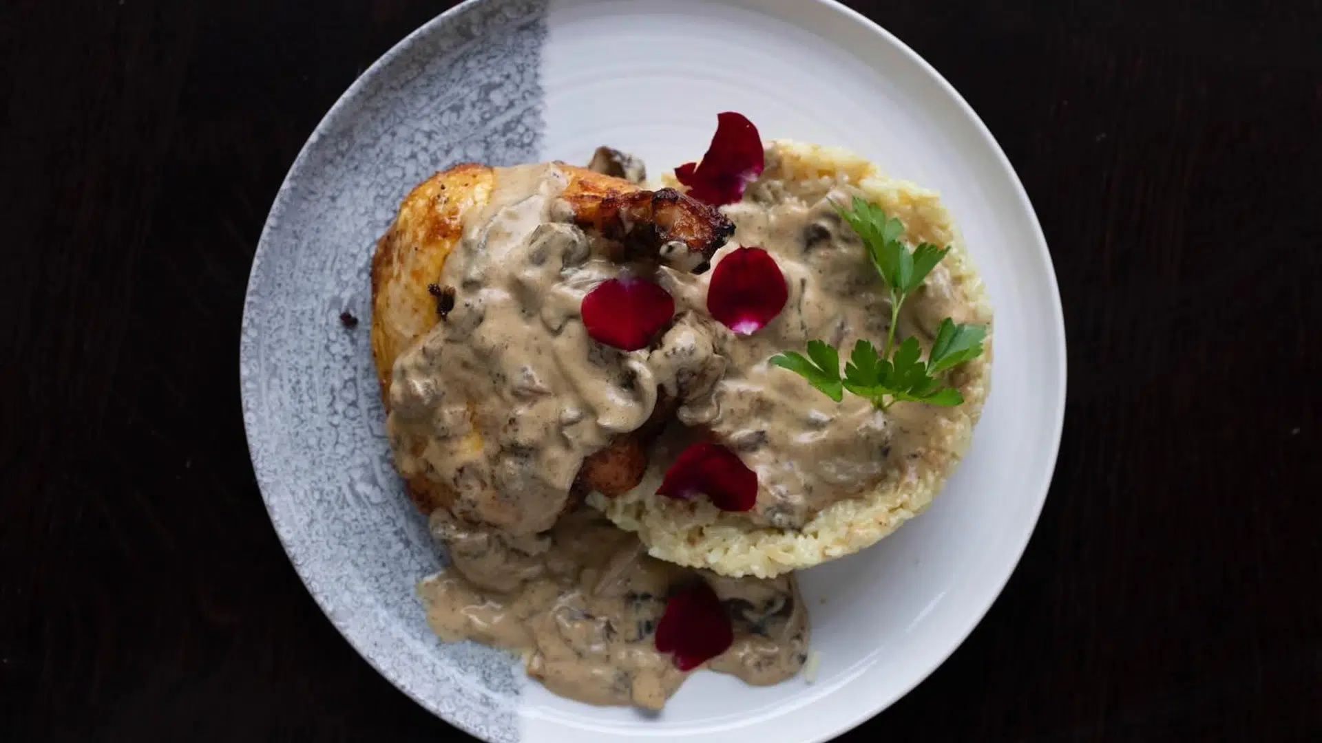 Plat de poulet avec sauce crémeuse et herbes