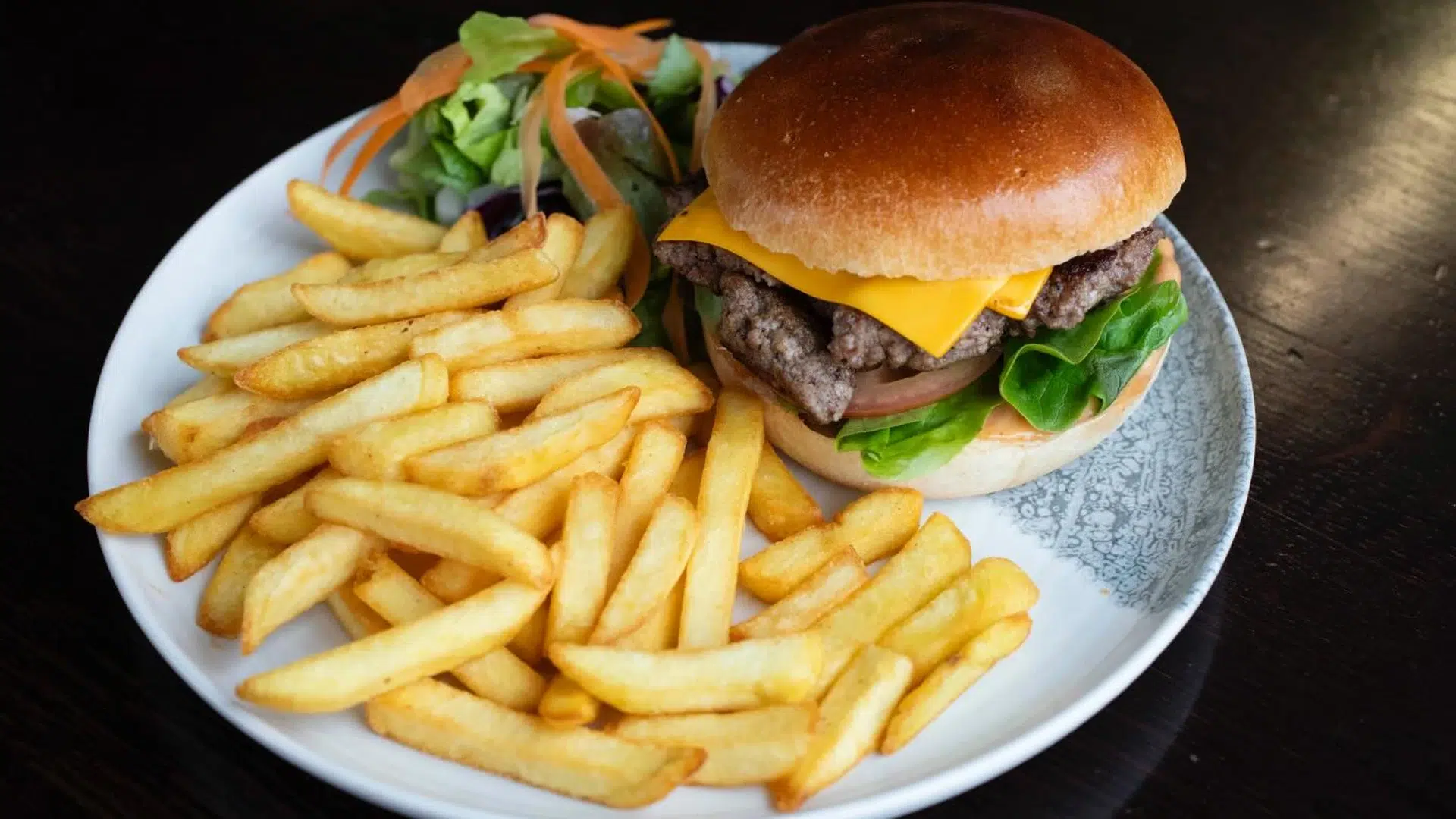 Burger avec frites et salade
